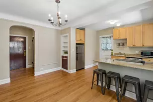 2018 W Greenleaf Ave, Chicago, IL 60645 - Photo 5
