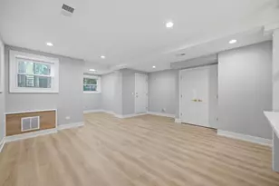 2442 W Wilson Ave, Chicago, IL 60625 - Photo 5