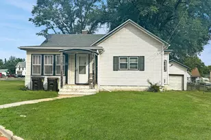 611 S Adams Ave, Freeport, IL 61032 - Photo 1