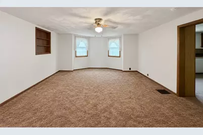 611 S Adams Avenue, Freeport, IL 61032 - Photo 5
