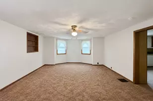 611 S Adams Ave, Freeport, IL 61032 - Photo 5