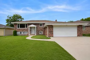562 N Plamondon Dr, Addison, IL 60101 - Photo 1