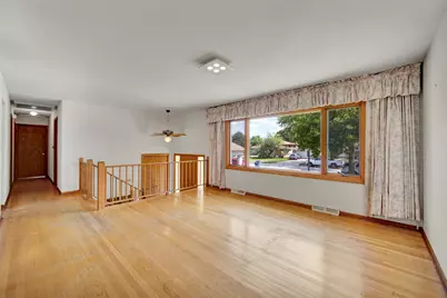 562 N Plamondon Drive, Addison, IL 60101 - Photo 3