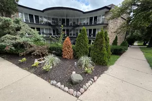 6901 N Ridge Blvd, Chicago, IL 60645 - Photo 1