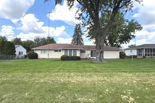 634 Barrington Ave, East Dundee, IL 60118 - Photo 3