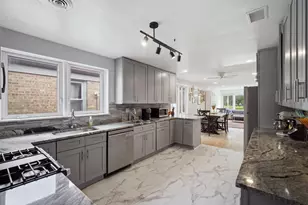 6730 N Whipple St, Chicago, IL 60645 - Photo 7