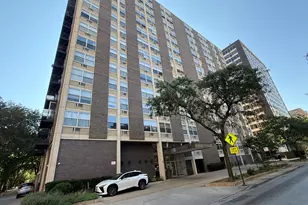 3033 N Sheridan Rd, Chicago, IL 60657 - Photo 1