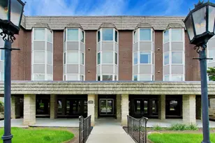 201 Thames Pkwy, Park Ridge, IL 60068 - Photo 1