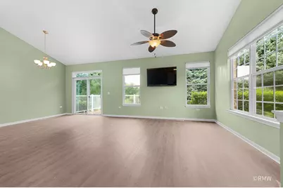 981 Oak Ridge Boulevard, Elgin, IL 60120 - Photo 7