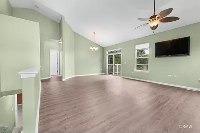 981 Oak Ridge Boulevard, Elgin, IL 60120 - Photo 5