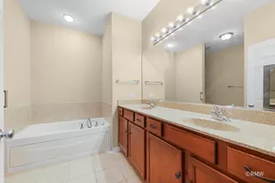 981 Oak Ridge Blvd, Elgin, IL 60120 - Photo 19
