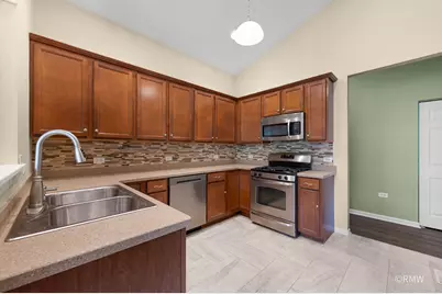 981 Oak Ridge Boulevard, Elgin, IL 60120 - Photo 11