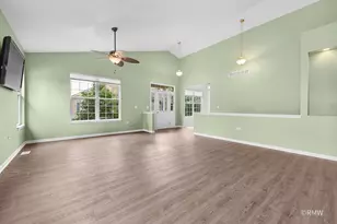 981 Oak Ridge Blvd, Elgin, IL 60120 - Photo 9