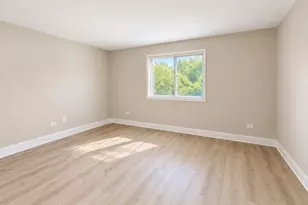 381 Oak Trails Rd, Des Plaines, IL 60016 - Photo 7