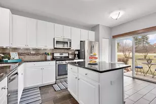 2521 N Looking Glass Ct, Aurora, IL 60502 - Photo 9