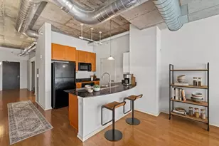 807 Davis St, Evanston, IL 60201 - Photo 3