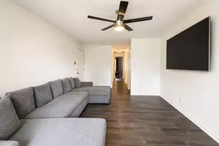 1101 Yorkshire Ct, Elgin, IL 60120 - Photo 3