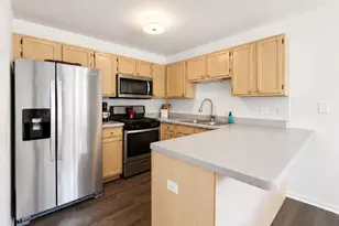 1101 Yorkshire Ct, Elgin, IL 60120 - Photo 7