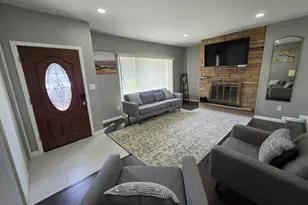 2301 Greenbriar Ln, Lindenhurst, IL 60046 - Photo 3