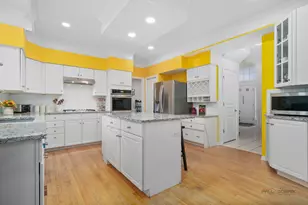 1121 Williamsburg Cir, Grayslake, IL 60030 - Photo 9