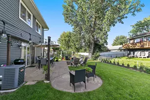 17 Joslyn Dr, Elgin, IL 60120 - Photo 29