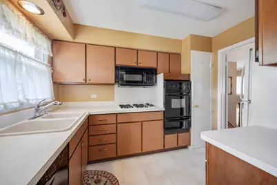 215 Parkchester Road, Elk Grove Village, IL 60007 - Photo 7