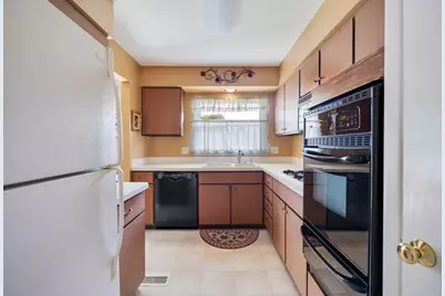 215 Parkchester Road, Elk Grove Village, IL 60007 - Photo 9