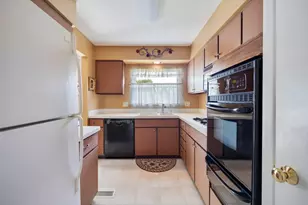 215 Parkchester Rd, Elk Grove Village, IL 60007 - Photo 9