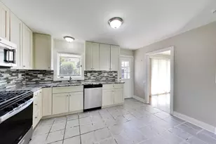 655 Thornwood Dr, Buffalo Grove, IL 60089 - Photo 3