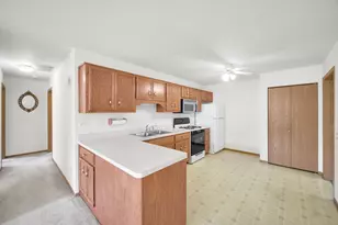 131 E 163rd St, South Holland, IL 60473 - Photo 9