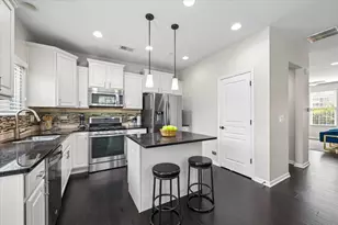 3279 Coral Ln, Glenview, IL 60026 - Photo 9