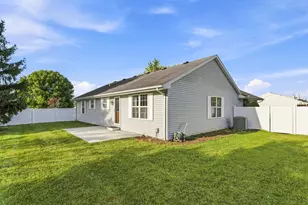 602 Brittany Dr, Champaign, IL 61822 - Photo 5