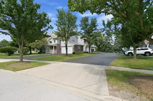 24 Stonegate Ln, Streamwood, IL 60107 - Photo 5