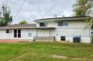 20 W Oak Park Dr, Centralia, IL 62801 - Photo 5