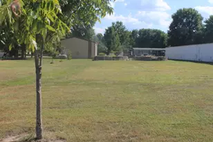 709 Thomas St, Iuka, IL 62849 - Photo 9