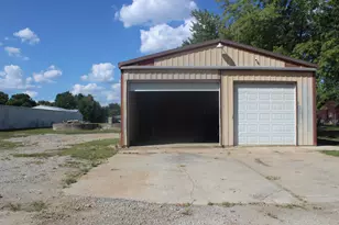 709 Thomas St, Iuka, IL 62849 - Photo 3