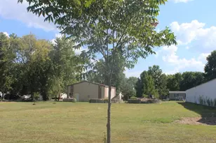 709 Thomas St, Iuka, IL 62849 - Photo 7
