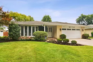 1807 N Larch Dr, Mount Prospect, IL 60056 - Photo 1