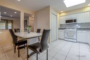 351 Town Pl Cir, Buffalo Grove, IL 60089 - Photo 15
