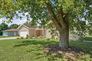 908 Hillside Ct, Monticello, IL 61856 - Photo 3