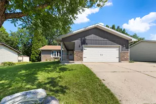 824 Royal Dr, McHenry, IL 60050 - Photo 1