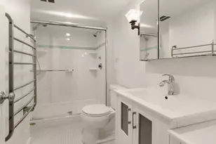 1335 W Hollywood Ave, Chicago, IL 60660 - Photo 11