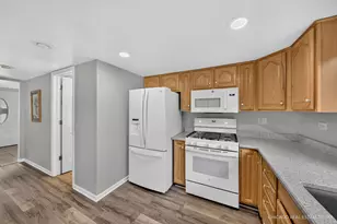 511 Cottonwood Ln, Schaumburg, IL 60193 - Photo 9