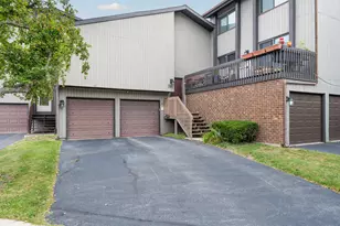 780 Golfview Dr, Roselle, IL 60172 - Photo 1