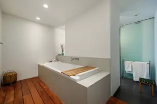 2041 W Roscoe St, Chicago, IL 60618 - Photo 21