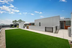 2041 W Roscoe St, Chicago, IL 60618 - Photo 3