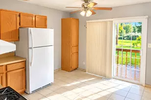 423 W Hawthorne Dr, Round Lake Beach, IL 60073 - Photo 5