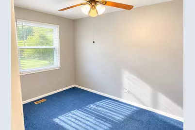 423 W Hawthorne Drive, Round Lake Beach, IL 60073 - Photo 3