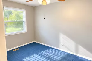 423 W Hawthorne Dr, Round Lake Beach, IL 60073 - Photo 3