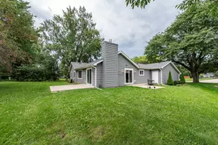579 Phillips Cir, Antioch, IL 60002 - Photo 35